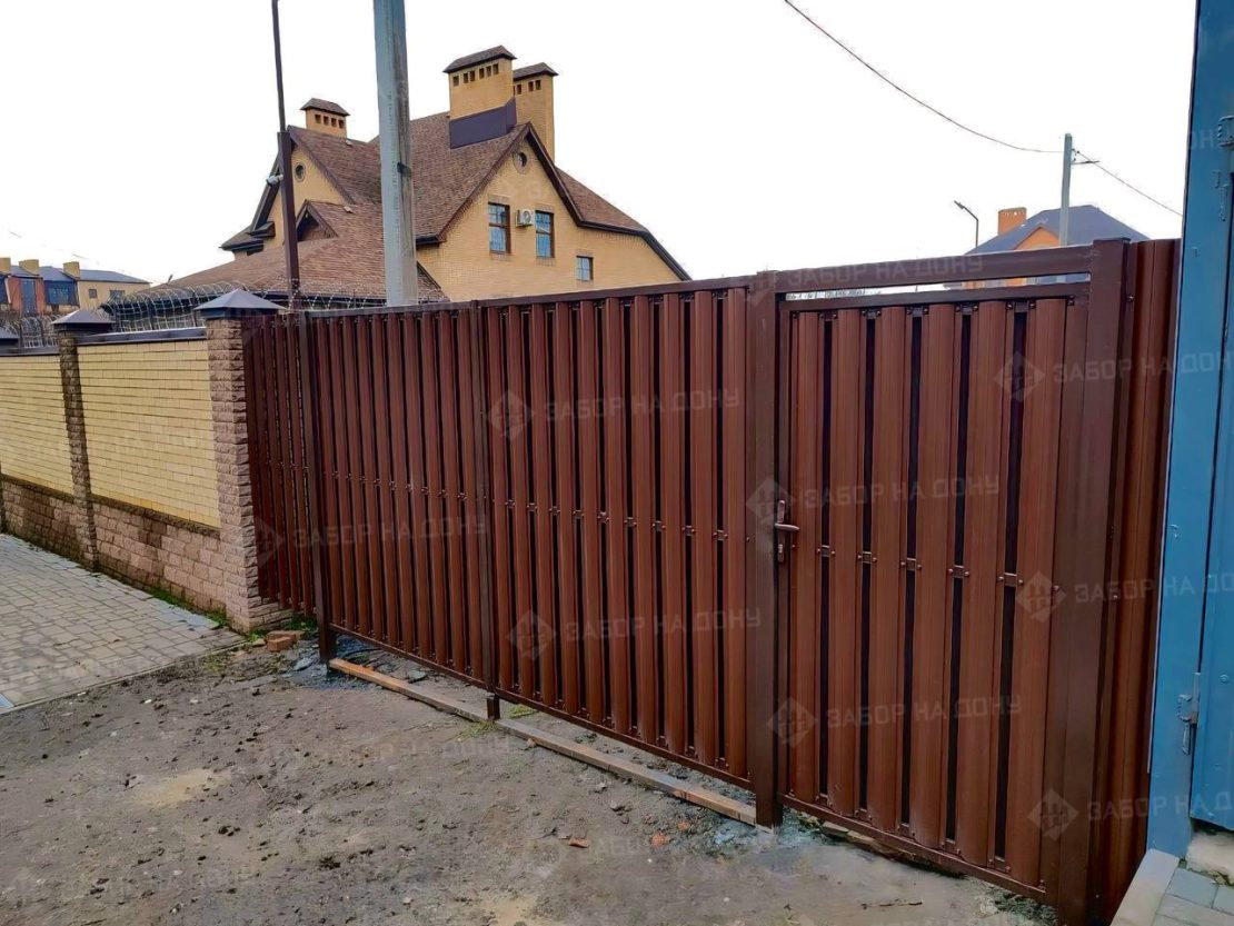 Распашные ворота из евроштакетника  в Геленджике